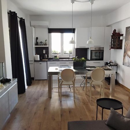 Minimal Apartment By The Beach Corinth Exteriör bild