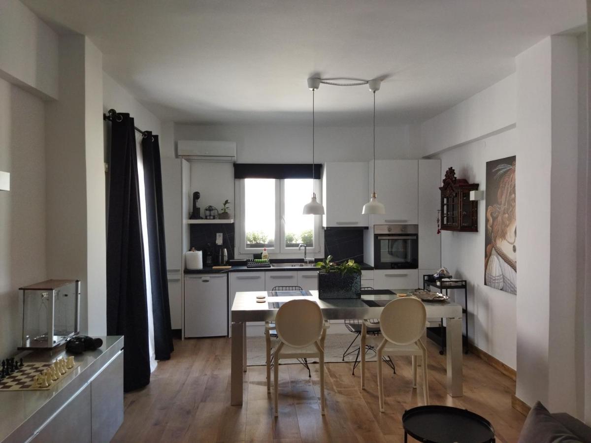 Minimal Apartment By The Beach Corinth Exteriör bild