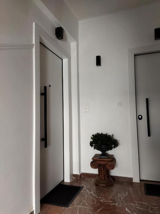 Minimal Apartment By The Beach Corinth Exteriör bild