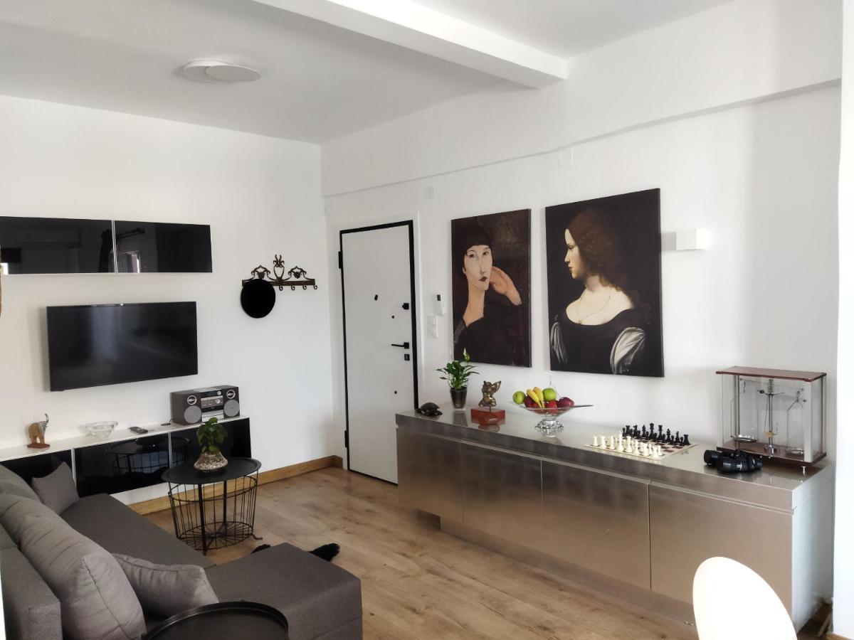 Minimal Apartment By The Beach Corinth Exteriör bild
