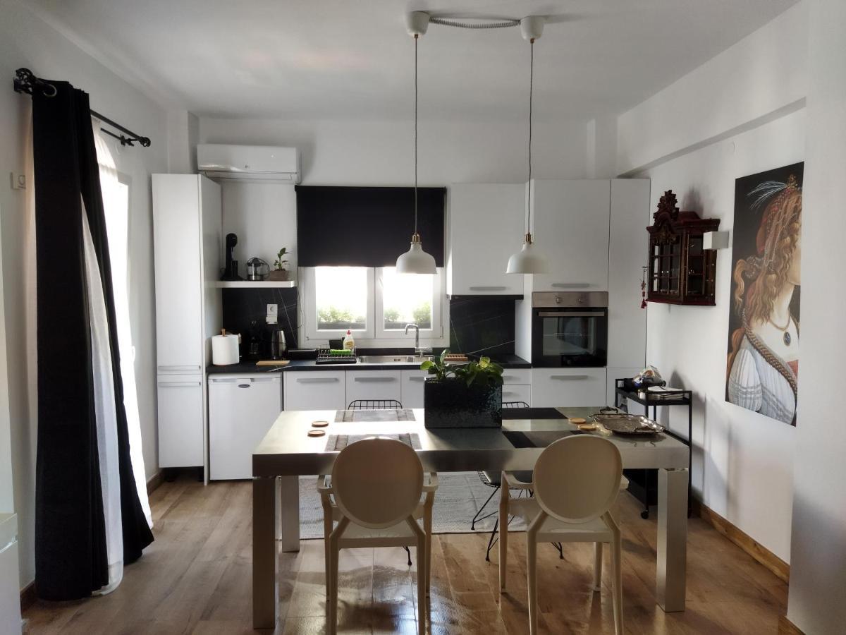 Minimal Apartment By The Beach Corinth Exteriör bild
